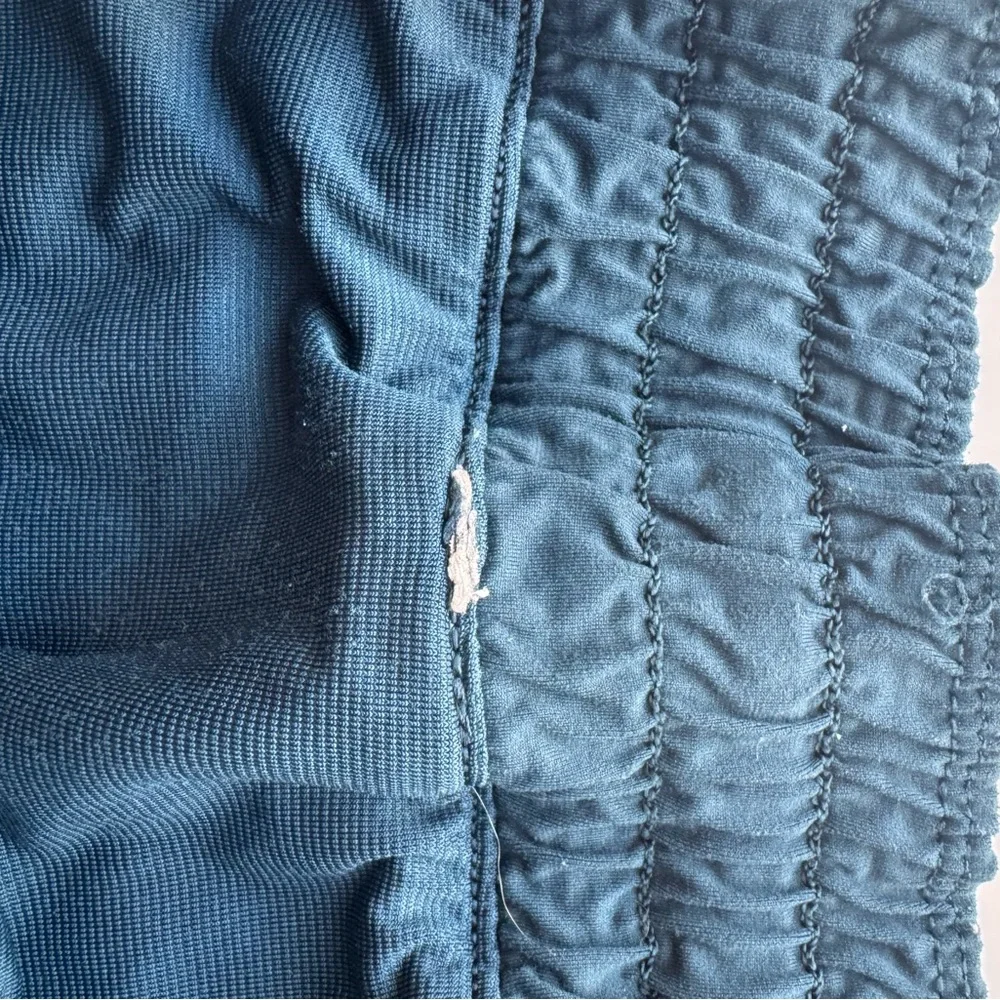 Lululemon tracker shorts size 4 - Picture 4 of 5